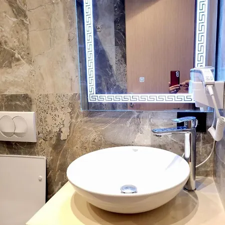 Luxury * Golem (Tirana)